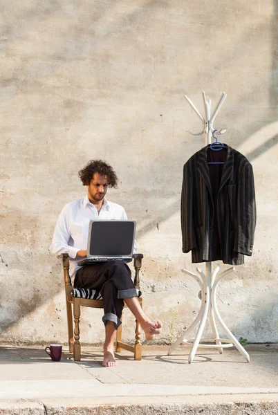노트북으로 남자 초상화 — 스톡 사진