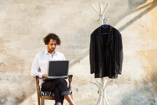 Retrato de homem com um laptop — Fotografia de Stock