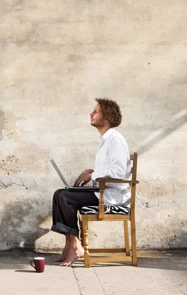 Mann mit Laptop im Außenbereich — Stockfoto