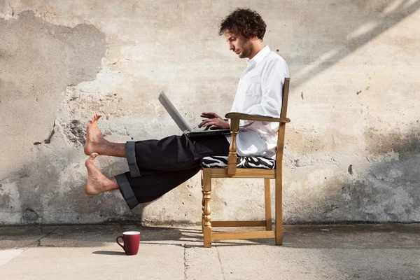 Man whit laptop in buitenkant — Stockfoto