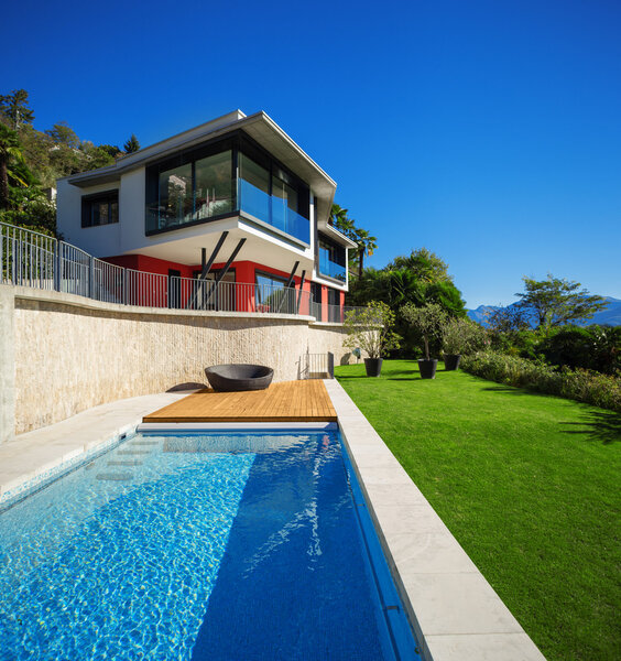 Новая архитектура, красивый современный дом
