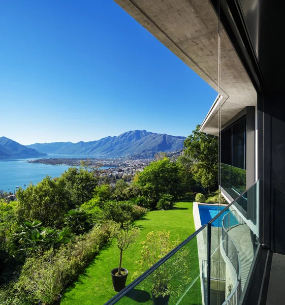 Nova arquitetura, bela casa moderna — Fotografia de Stock