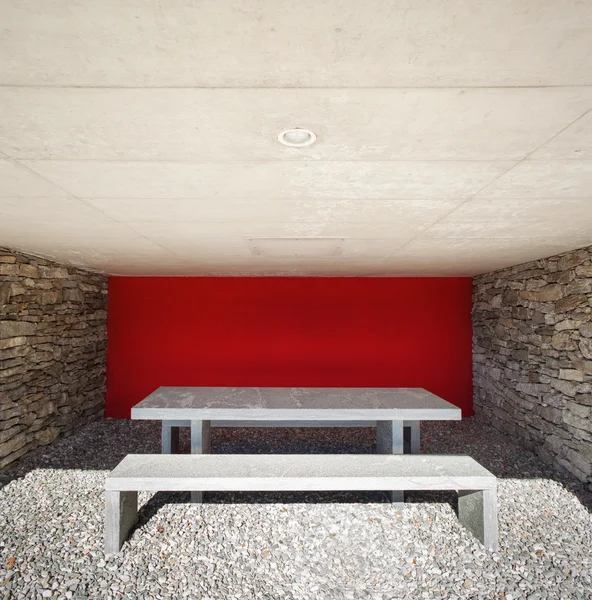 Portico mermer masa, kırmızı duvar ile — Stok fotoğraf