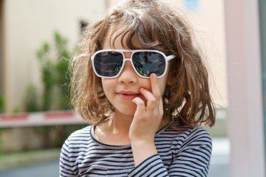 Kız beyaz güneş gözlüğü