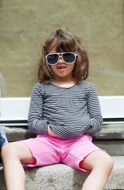 Kapının önünde oturan kız