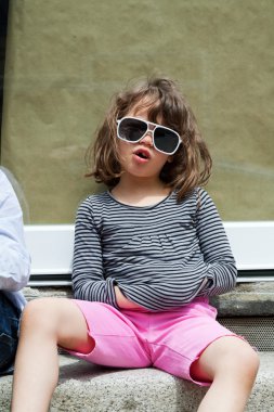 Kapının önünde oturan kız