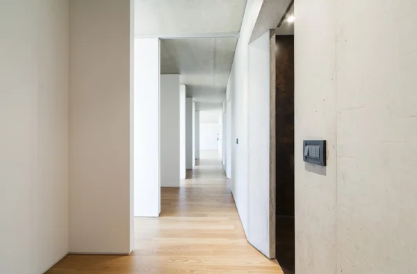 现代室内公寓，长长的廊 — 图库照片