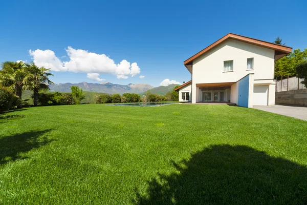 Beautiful family home — Stock Photo, Image