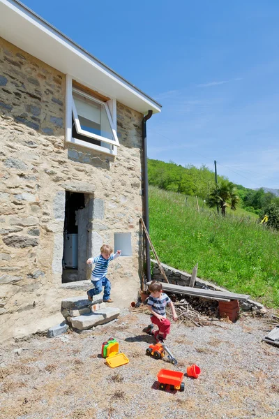 Due ragazzi giocare all'aperto — Foto Stock