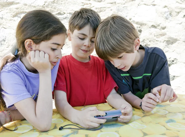 Bambini che guardano nella fotocamera — Foto Stock