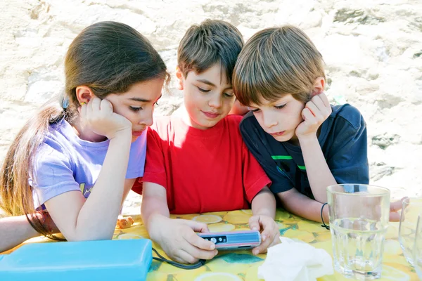 Niños mirando a la cámara — Foto de Stock