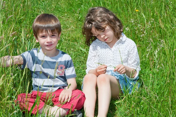 Dos niños al aire libre — Foto de Stock