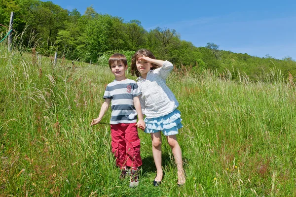 Dos niños al aire libre — Foto de Stock