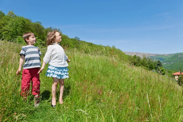 Dos niños al aire libre — Foto de Stock