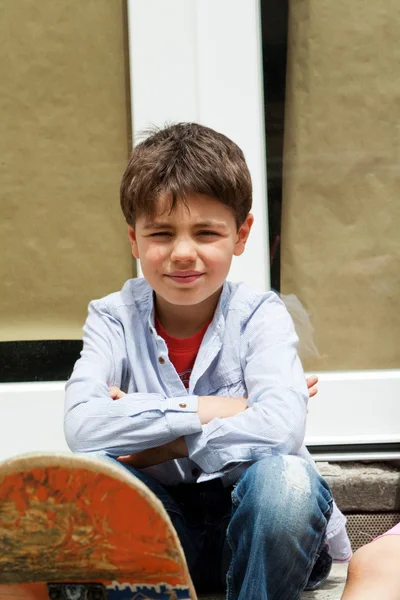 Niño sentado y esperando —  Fotos de Stock