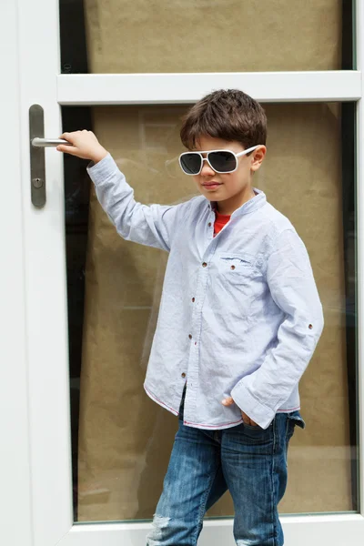 Pojke framför dörren — Stockfoto