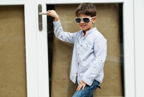 Rapaz em frente à porta — Fotografia de Stock