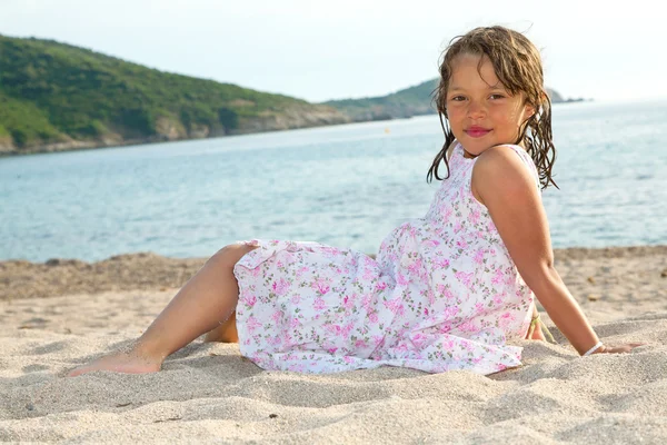 Junges Mädchen auf einem Meer, entspannend — Stockfoto