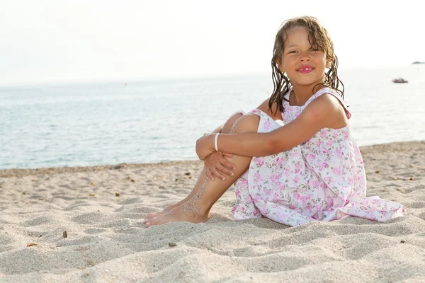 Junges Mädchen auf einem Meer, entspannend — Stockfoto