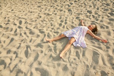 genç kız bir deniz rahatla