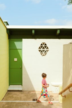 Bahçedeki küçük çocuk