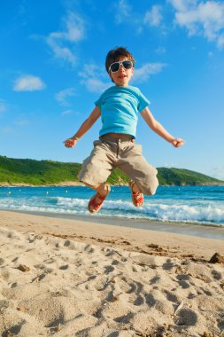 Kumsalda genç çocuk