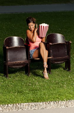 Patlamış Mısır ile bir kız portresi