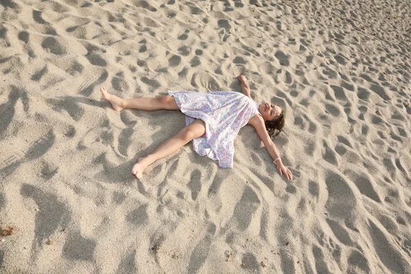 Jeune fille sur une mer, relax — Photo