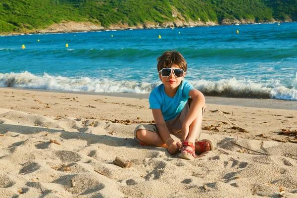 Menino na praia — Fotografia de Stock