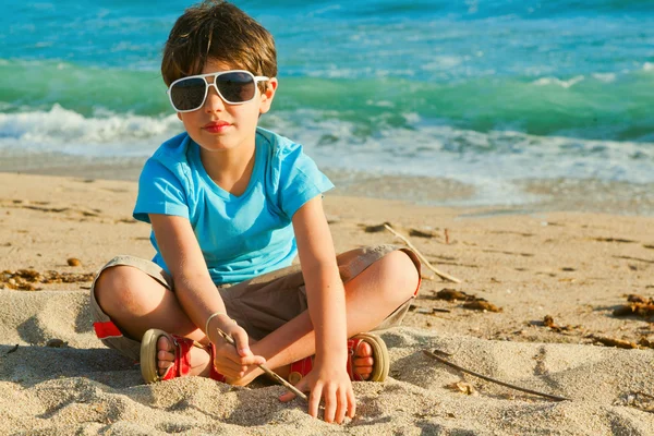 Junge am Strand — Stockfoto