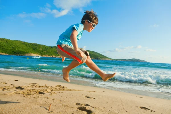 Jeune garçon à la plage — Photo