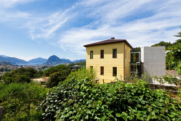 Modern gebouw in de natuur — Stockfoto