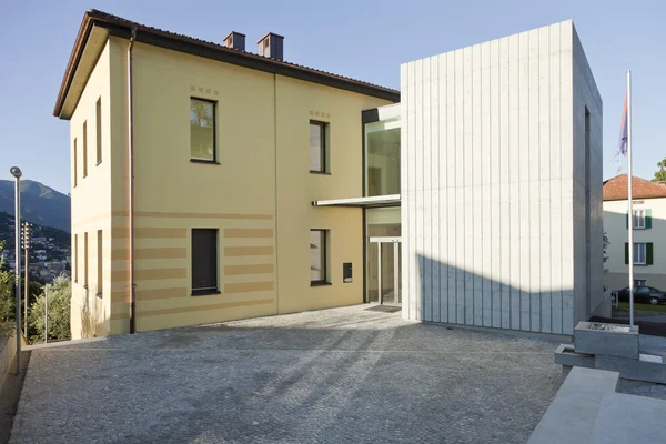 Modern building on the street — Stock Photo, Image