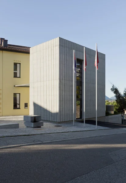 Edificio moderno en la calle — Foto de Stock