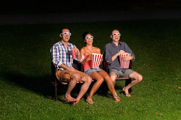 Três amigos assistindo um filme — Fotografia de Stock