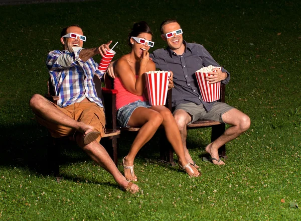 Tre vänner tittar på en film — Stockfoto