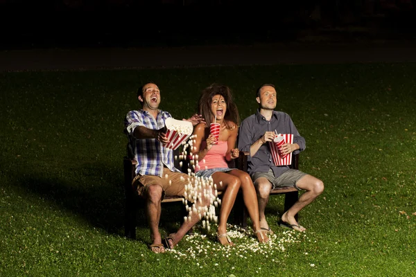 Drei Freunde sehen sich einen Film an — Stockfoto