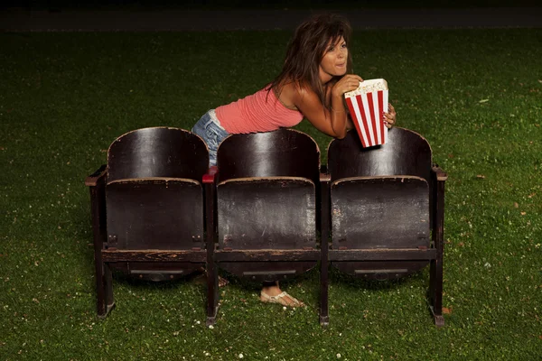 Porträt eines Mädchens mit Popcorn — Stockfoto