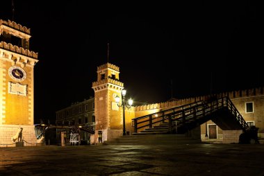 İki kule ile antik kale