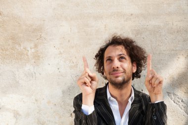 neşeli genç adam portresi