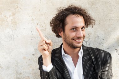 neşeli genç adam portresi