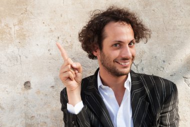 neşeli genç adam portresi