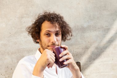 genç adamla neşeli Kupası