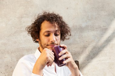 genç adamla neşeli Kupası