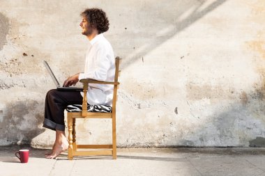 Bilgisayarlı genç adam