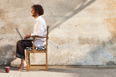 Bilgisayarlı genç adam