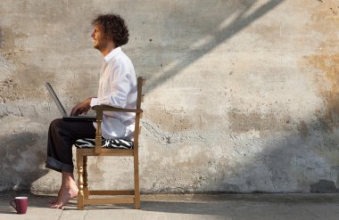 Bilgisayarlı genç adam