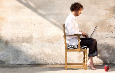 Bilgisayarlı genç adam