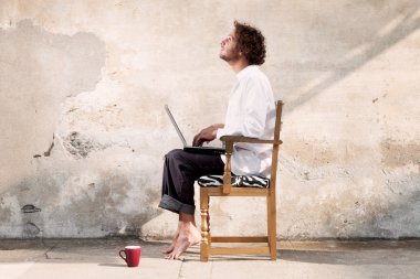 Bilgisayarlı genç adam