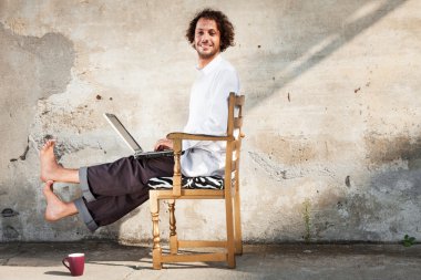 Bilgisayarlı genç adam